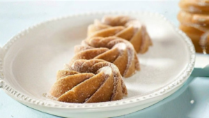 Mini bolo de fubá com goiabada sem glúten