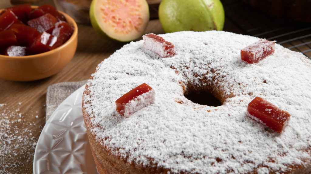 bolo de fubá com goiabada sem glúten com açúcar gelado