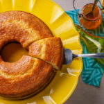 Bolo de laranja sem glúten e sem leite preparado com farinha de arroz, psyllium, óleo de coco e suco natural de laranja.