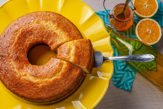Bolo de laranja sem glúten e sem leite preparado com farinha de arroz, psyllium, óleo de coco e suco natural de laranja.