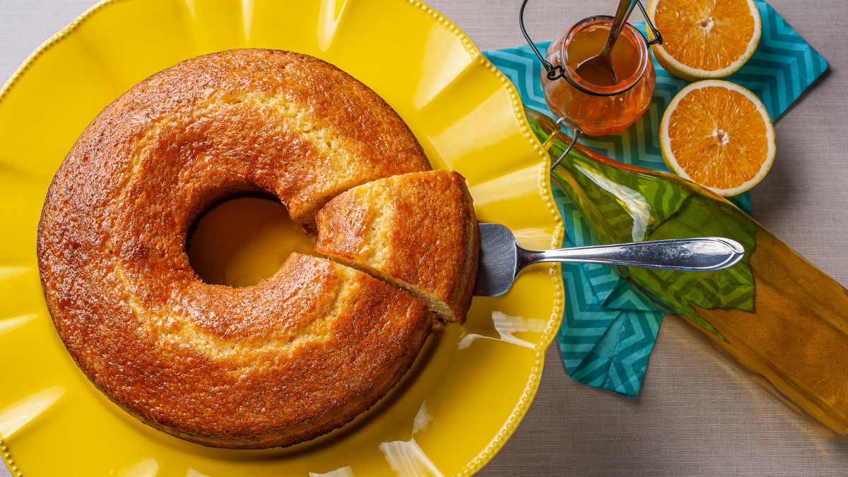 Bolo de laranja sem glúten e sem leite preparado com farinha de arroz, psyllium, óleo de coco e suco natural de laranja.