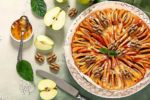 Torta sem glúten de pera caramelizada com nozes, preparada com massa especial e recheio de peras em caramelo.