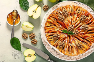 Torta sem glúten de pera caramelizada com nozes, preparada com massa especial e recheio de peras em caramelo.